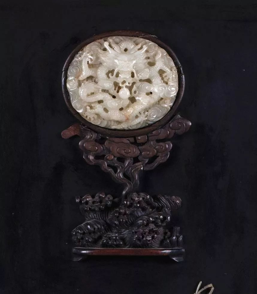 采用嵌百宝工艺饰清供博古纹,上嵌白玉,碧玉,玛瑙,水晶,象牙,绿松石等
