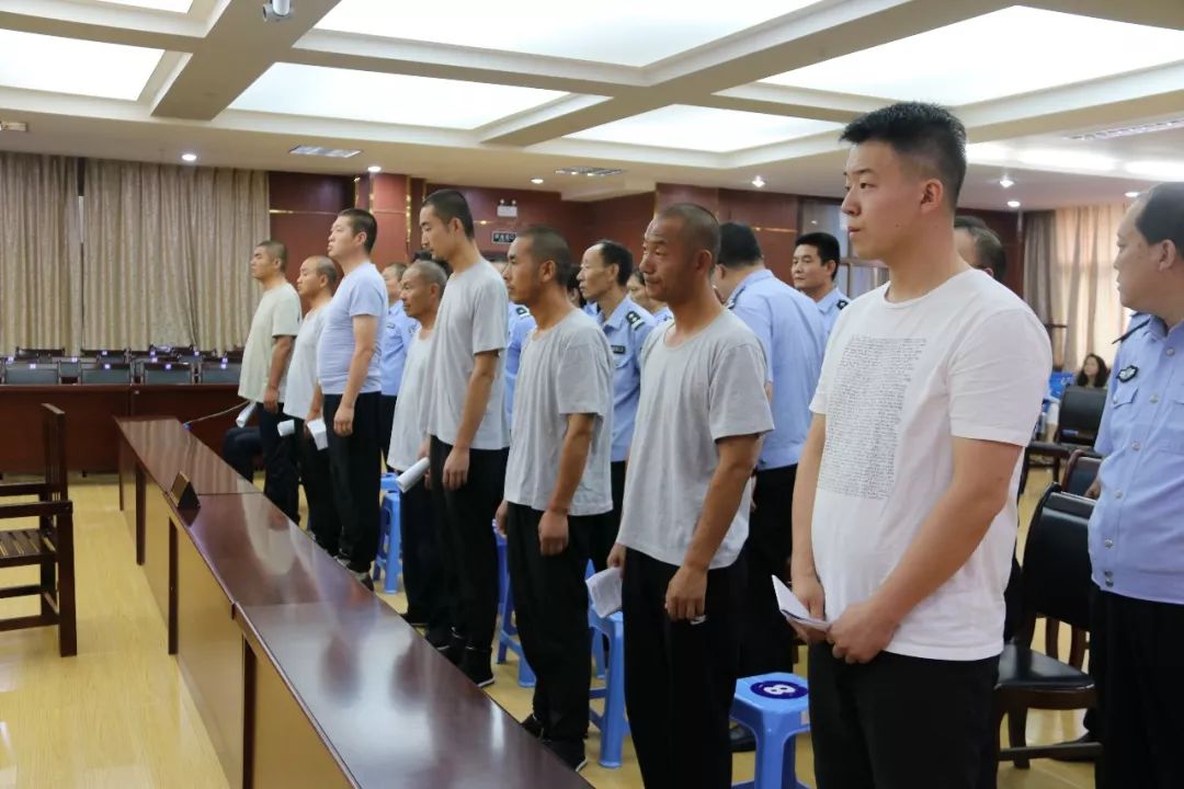 公诉机关指控,被告人姚国录,姚建庆父子为追求高额非法利润,成立小额