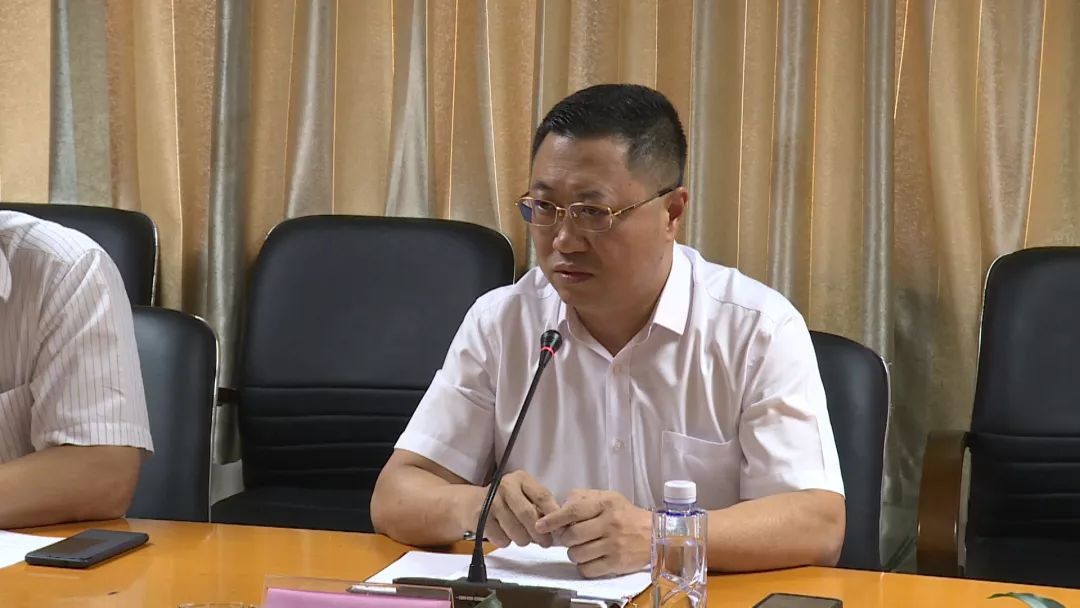 镇党委委员,副镇长李孟开报告了近期中山的疫情情况,以及各社区的