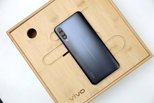 iqoo首款5g手机亮相:支不支持sa组网不重要,价格才是关键_vivo