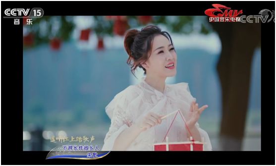 宋歌,湘籍青年歌唱家,作为学院派民歌新秀,近年来佳作频出,经常活跃在