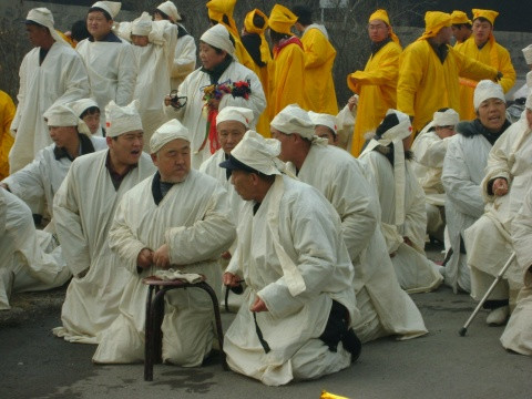 山西葬礼风俗之送棺披麻戴孝者达百人之多