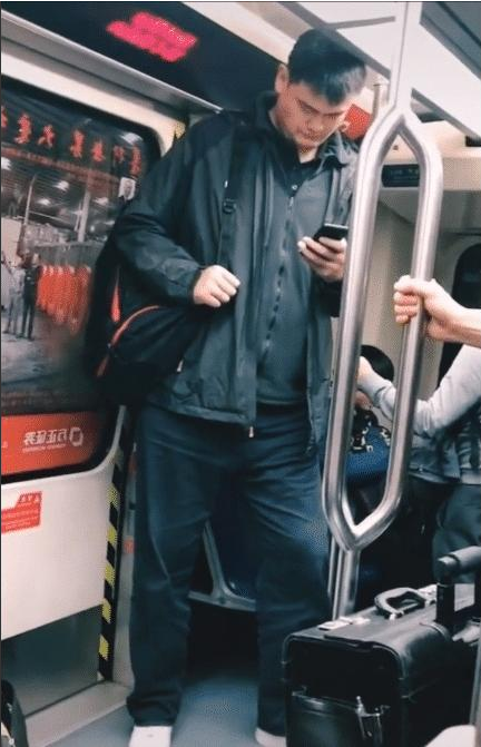 个高也有错?姚明坐地铁低头玩手机缓解由于太高引起的尴尬