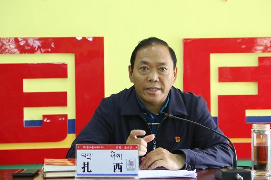 林芝市朗县县委书记扎西为农牧民群众宣讲"我和我的祖国"