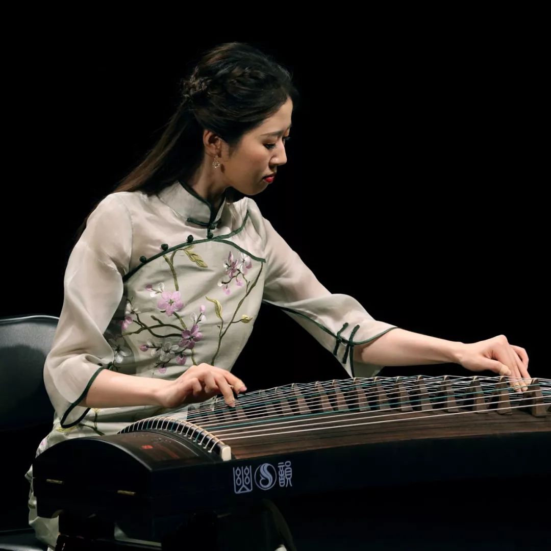 北大才女赵书睿古筝独奏音乐会彝族舞曲