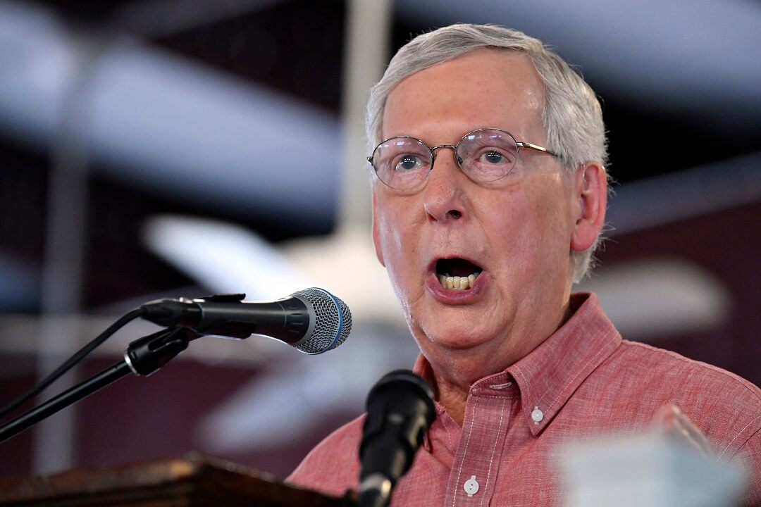 麦康奈尔在家中跌倒骨折民主党呼吁他结束国会休会应对枪支暴力