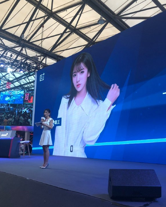斗鱼呆妹儿出席chinajoy,秒杀见光死女主播,网友:对a太真实