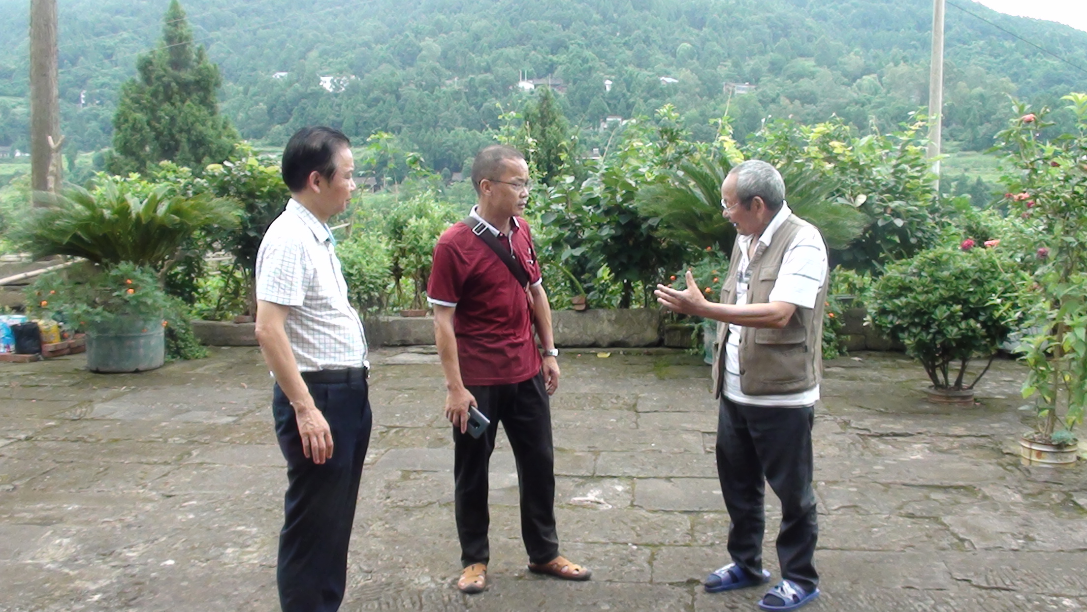 平昌二中校长李华督查长垭村脱贫工作