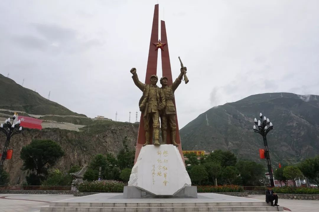 实践小分队先来到了达维会师桥桥前,随后瞻仰"懋功红军会师纪念碑".