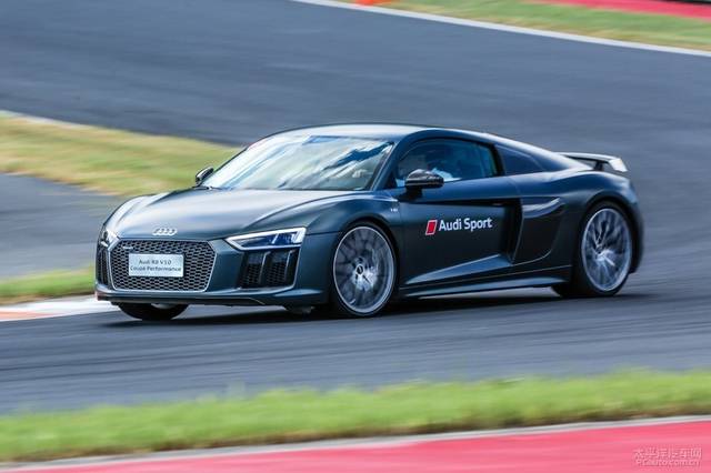 扣子未系已起飞赛道试西装暴徒奥迪rs5