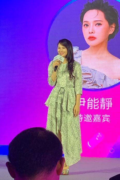 伊能静踩恨天高穿开叉裙一身波点出活动谁看得出她已年到半百