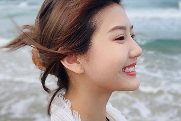 可爱清纯 才貌双全的女歌手——朱主爱