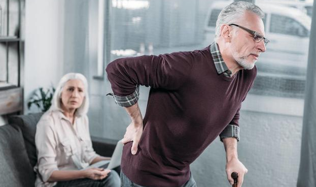 老人腰痛多半和这4个祸首有关要警惕一点