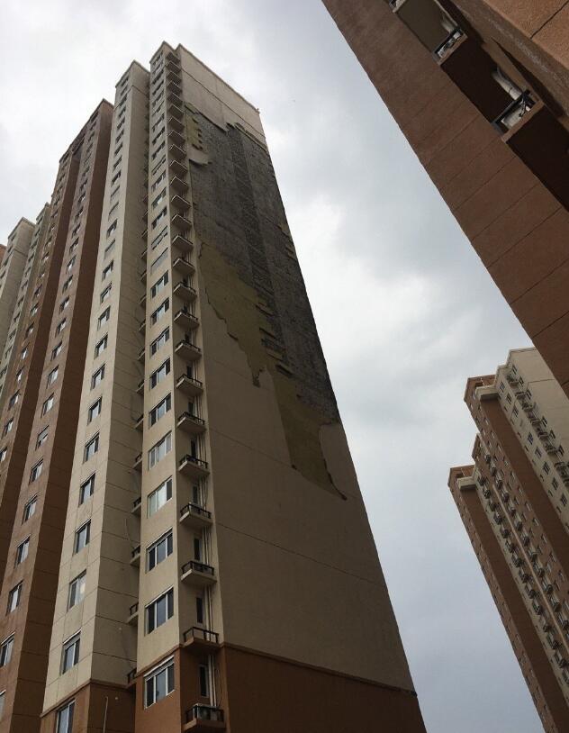 北京一小区高楼大片外墙墙体脱落 连砸十余辆车