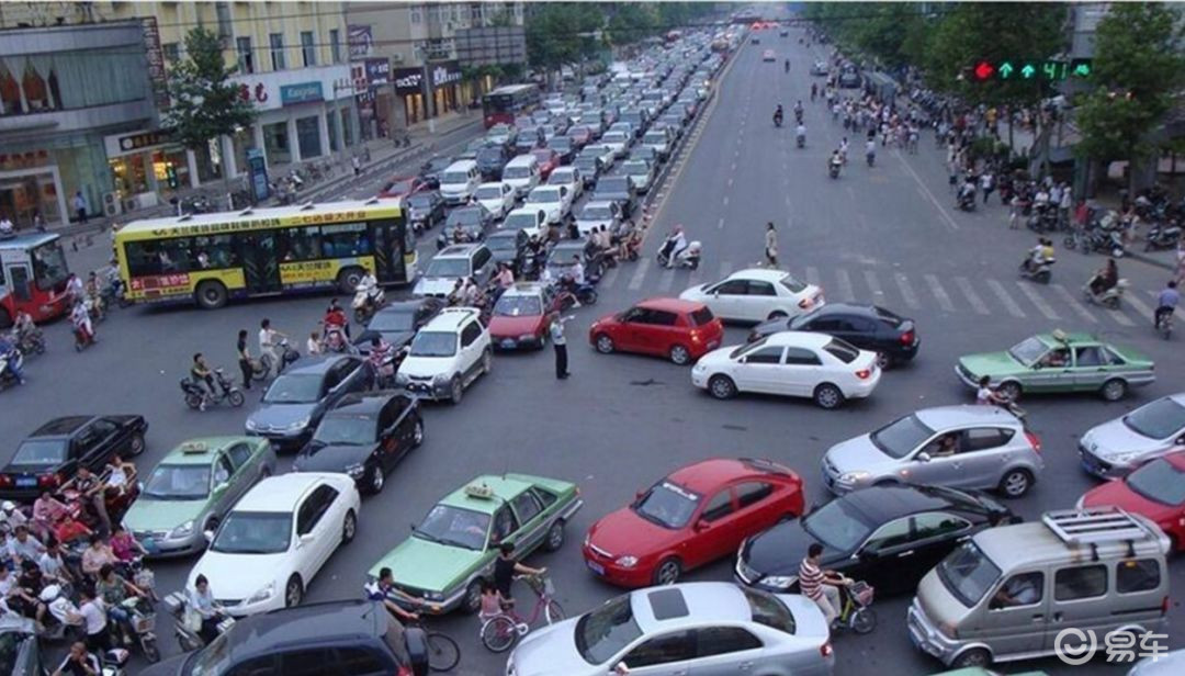 快而无视指示标线,强行变道和加塞,结果只能是导致拥堵状况进一步恶化