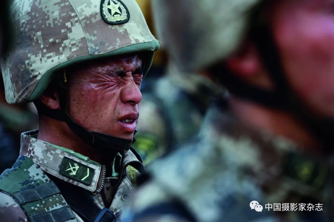 像战士一样 始终保持冲锋姿态 | 访军事摄影家柳军_军人家庭