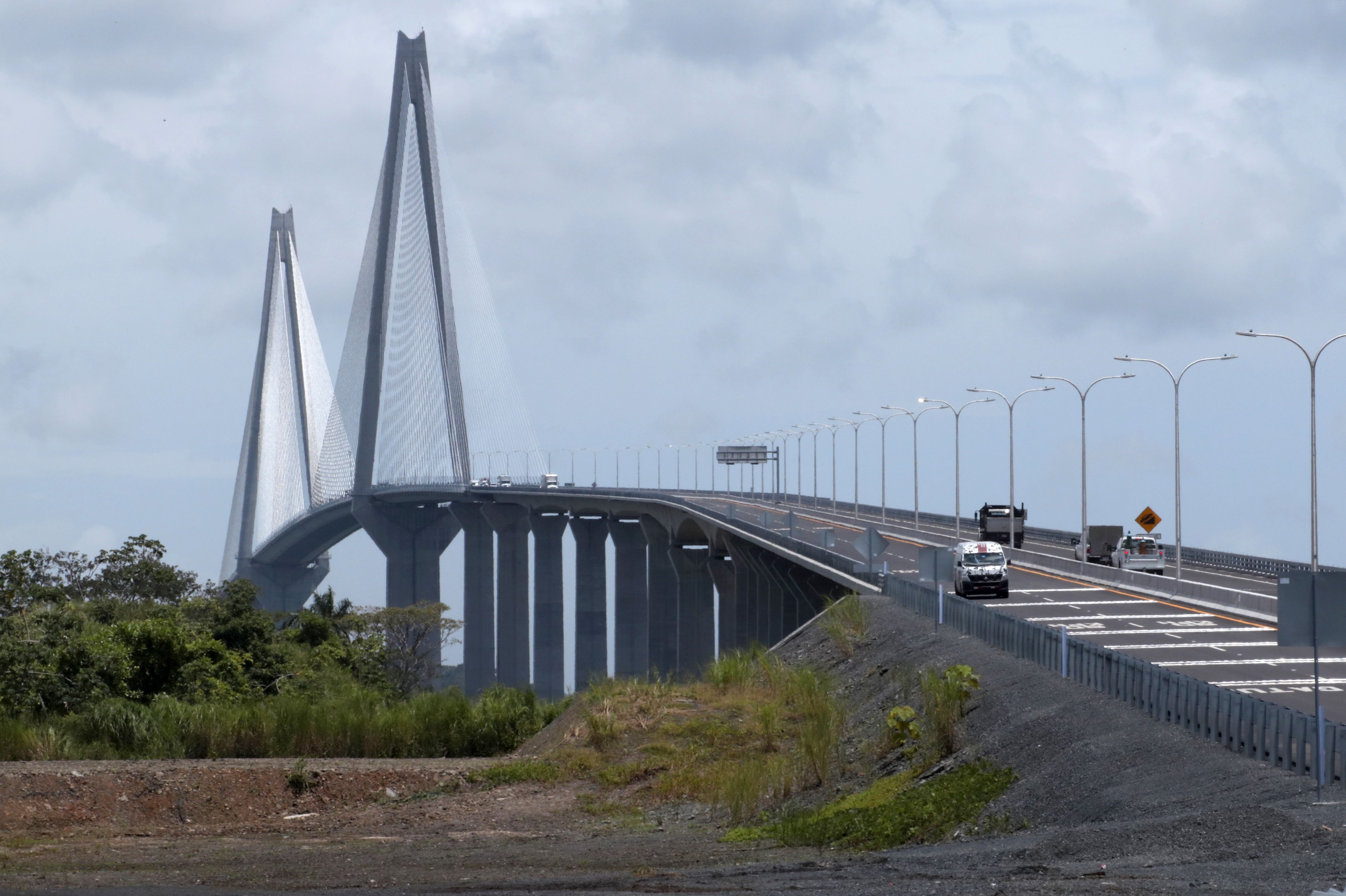 新华社/法新巴拿马运河上的第三座桥——大西洋大桥当日落成.