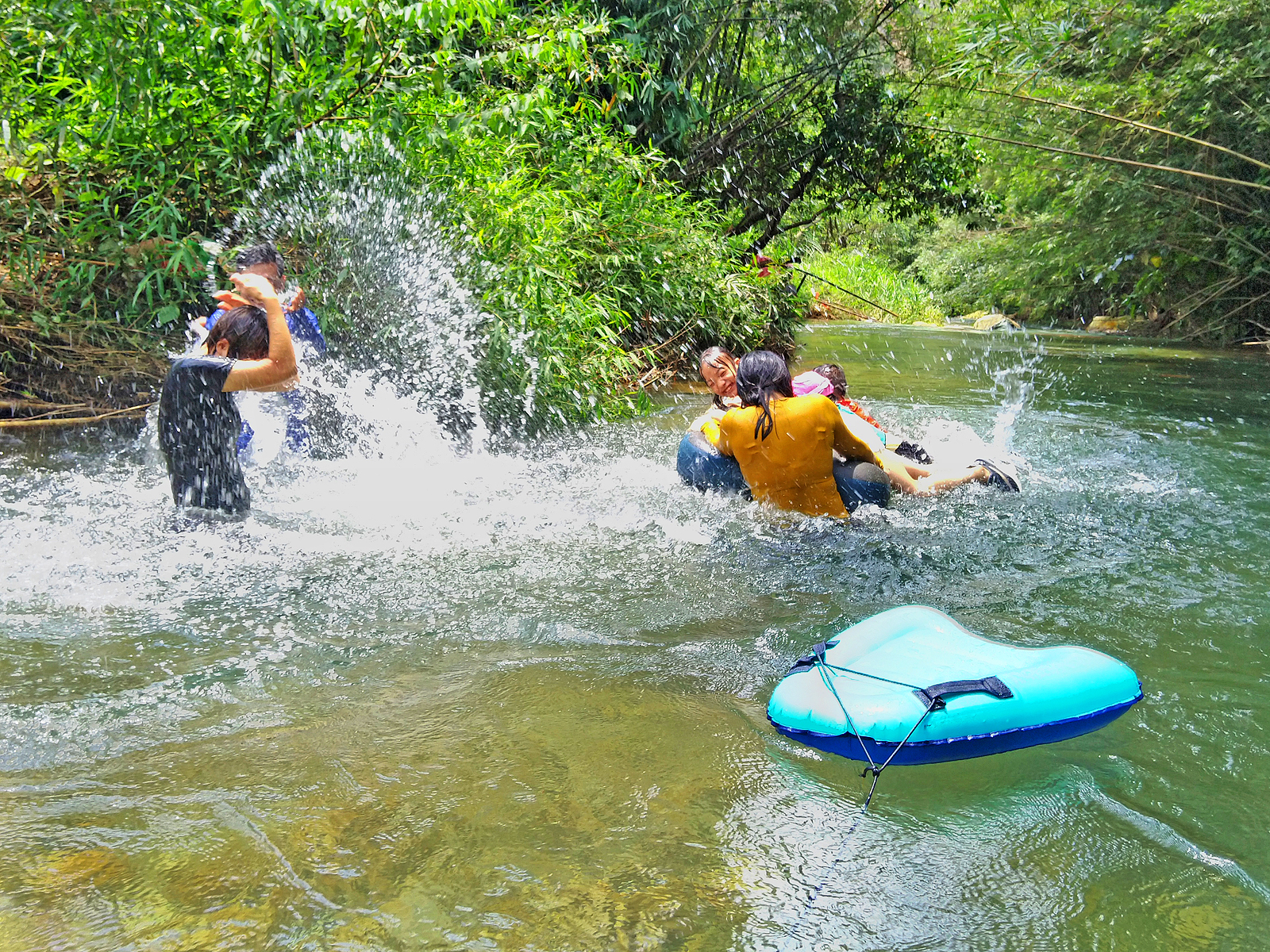 原創廣東肇慶適合親子戲水的原生態小溪,水質清冽甘甜,開車就能到達