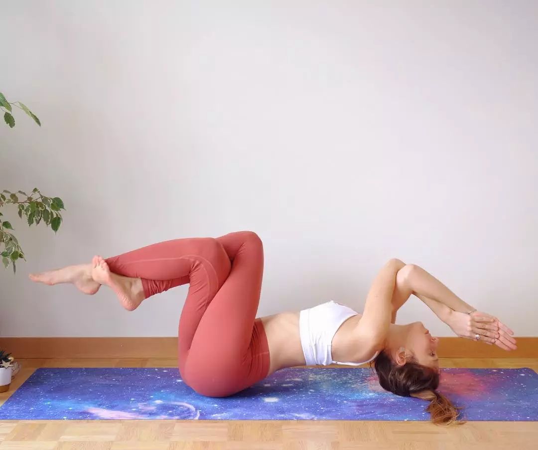 仰卧鸟王式:仰卧在垫子上,保持均匀呼吸,让你的左臂缠绕右臂,同时左腿