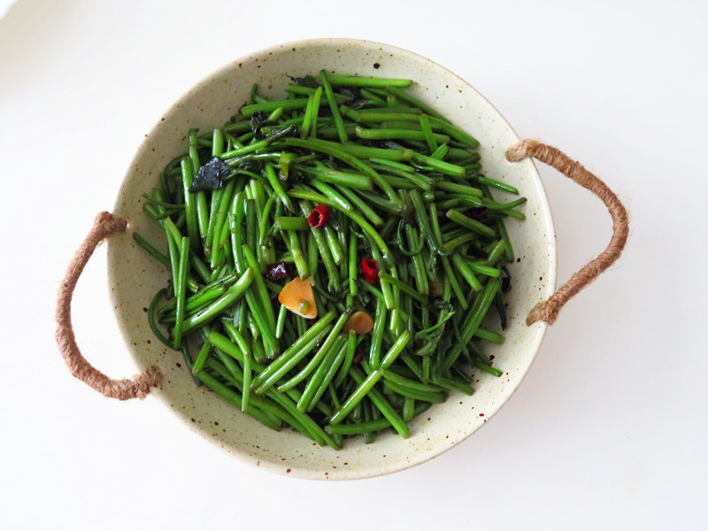 葱,蒜,干红辣椒,姜,花生油,生抽,盐,花椒做法:取新鲜地瓜茎,将叶子从