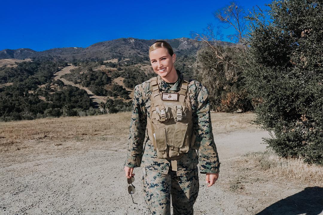 女兵挤出时间健身,4年从未间断,这是美貌与力量的相遇