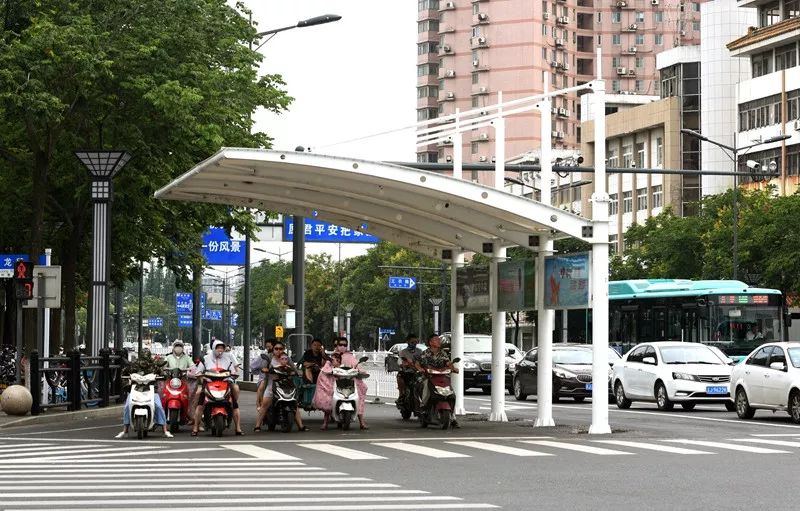 这份清凉暖心108座遮阳挡雨棚亮相市区32个路口