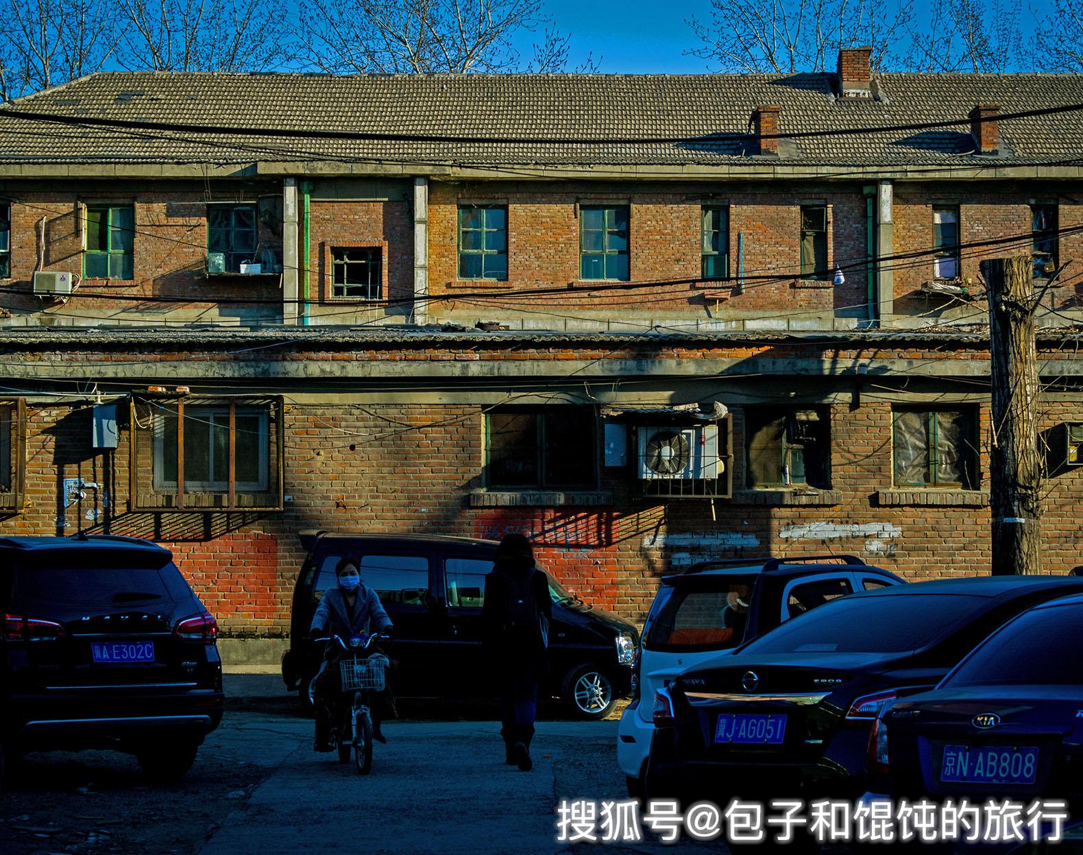 北京朝阳区,在华丽的高楼与现代建筑之间有一方角落里的楼群,就像老
