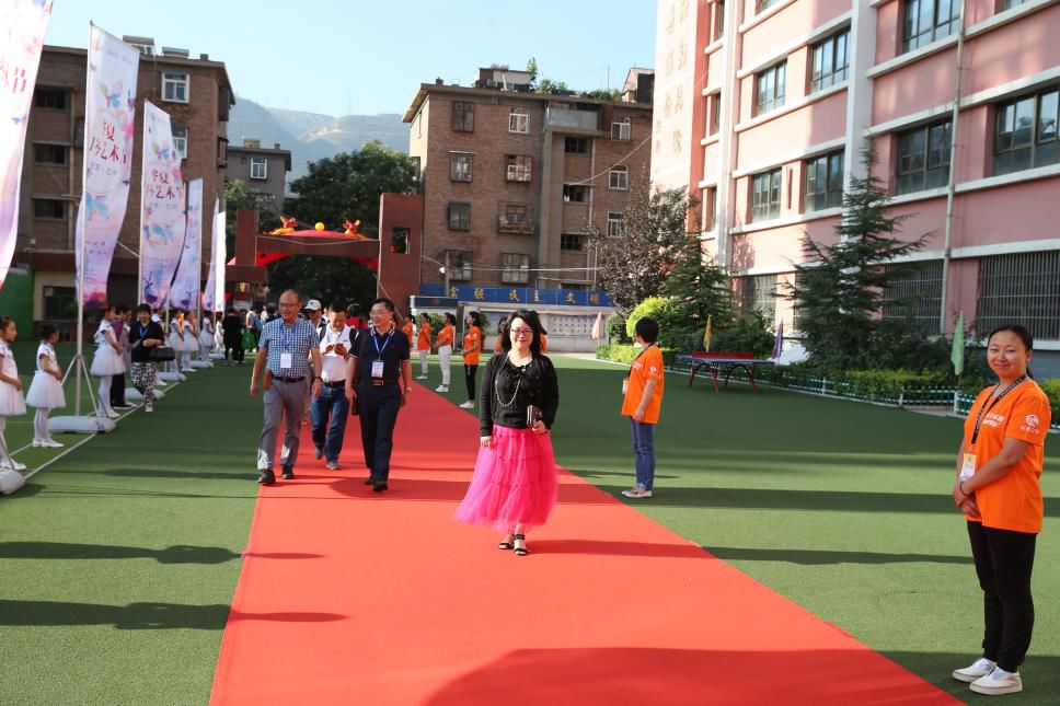 让琴声点燃激情——第三届华夏口琴艺术节在东岗小学开幕_兰州市