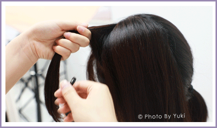 step 2:从额前挑出一缕头发,在靠近发根处留出一个三角形区域后,用
