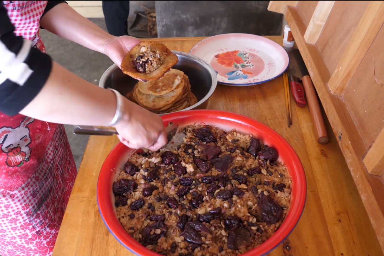 祁连农家的油饼子卷糕,加入红枣核桃花生蕨麻等,比粽子都好吃!