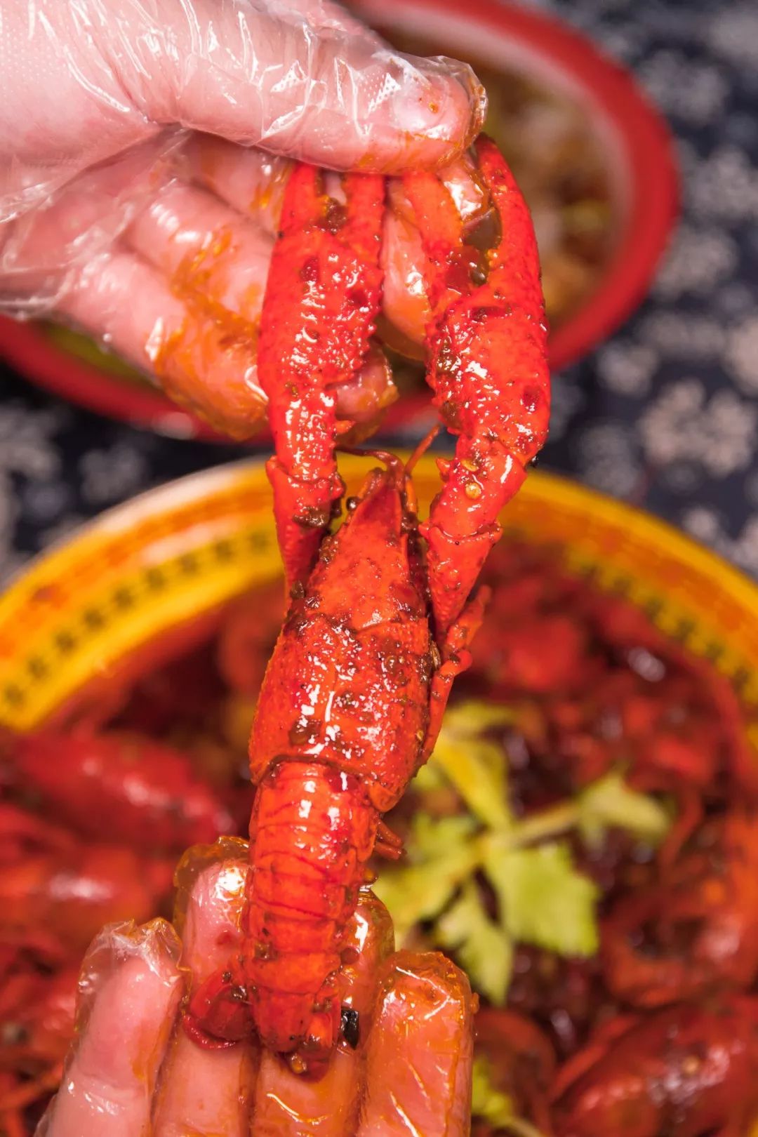 再一只只放进嘴里,慢慢地感受小龙虾在嘴里跳动的诱人滋味——q弹,香