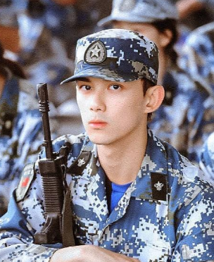 穿迷彩服的九位男星,李现易烊千玺杨洋刘昊然吴磊你更喜欢谁?