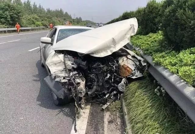 事发扬州全新玛莎拉蒂撞货车表兄弟二人当场死亡