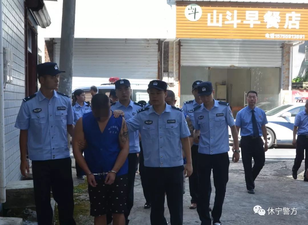 休宁县押解两名涉恶主要嫌犯公开辨认现场!