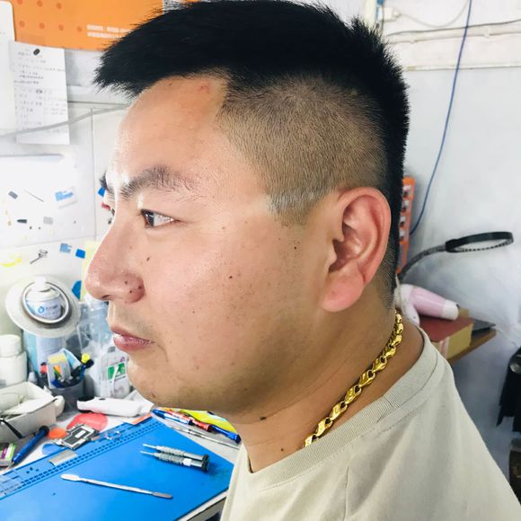 2眉头带箭 30岁后不善处理感情 鼻梁直不算高 适合求正财 35到老运气
