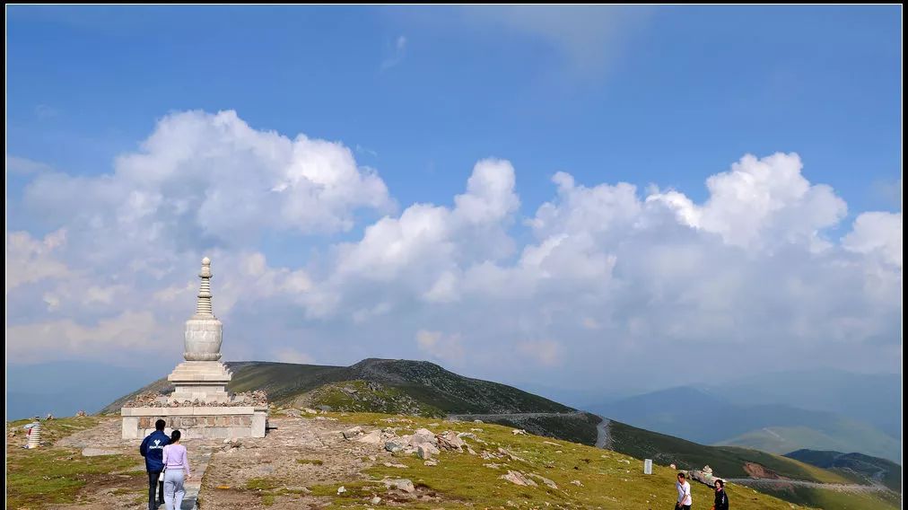 海拔2795米,面積100餘畝,臺頂望海寺,隋代建寺,元代重建明代重修,大雄