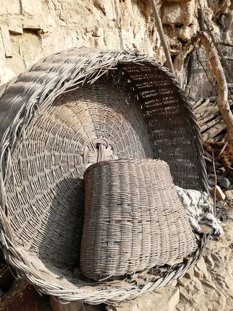 这些荆条编成的大筐是过去盛放玉米,谷物的器具.