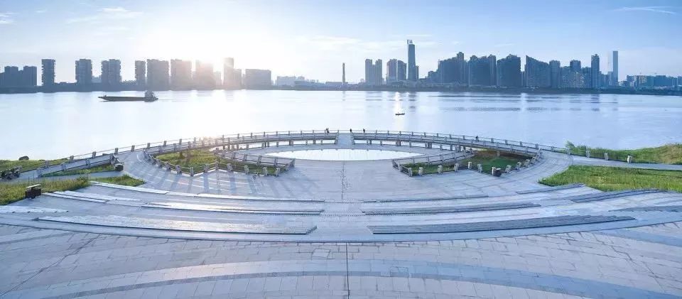 12 低于水面的广场出人意料,直面水体,慎用13 内凹空间使水体主动与