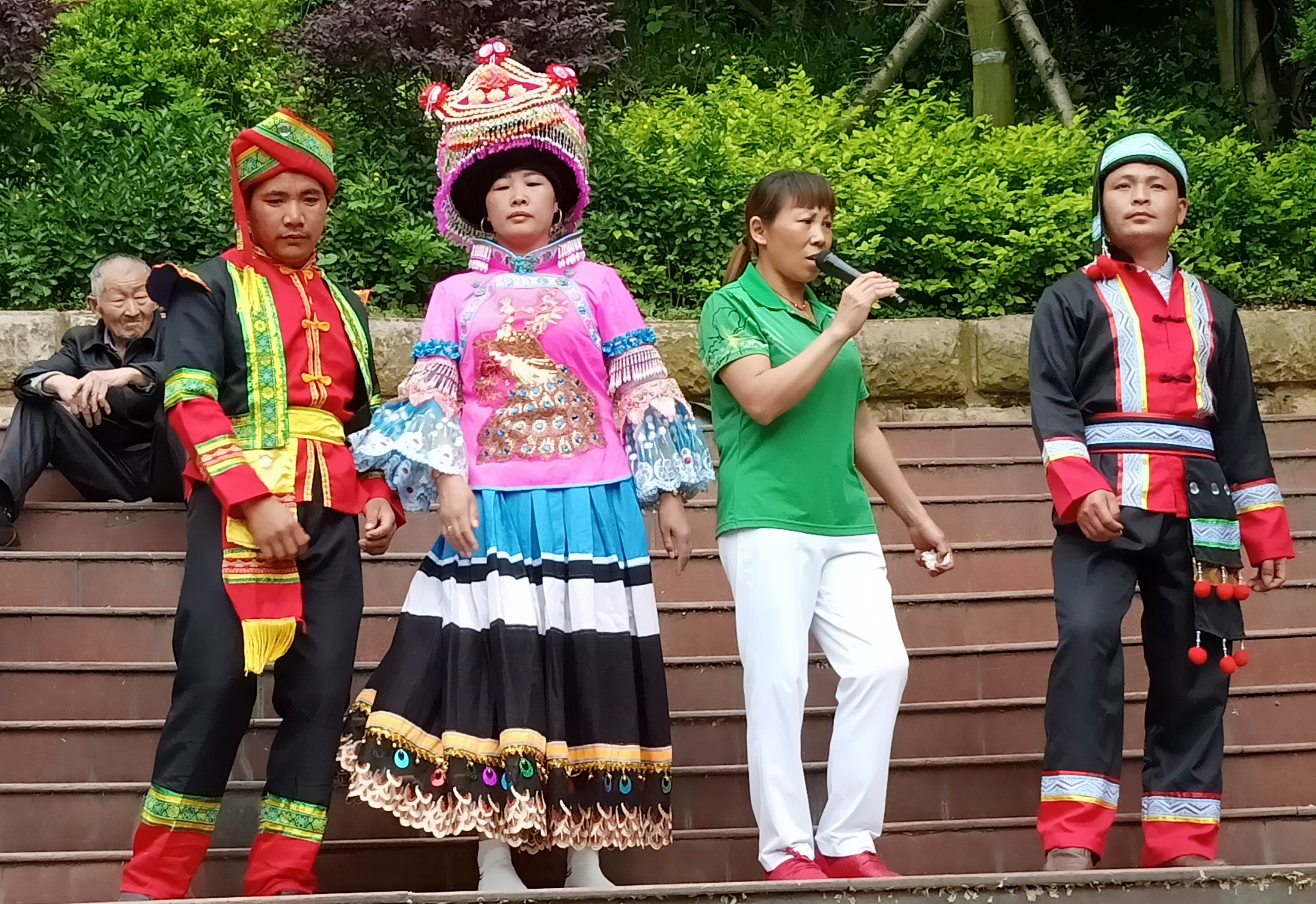 贵州经典山歌歌词斑鸠飞来站石岩