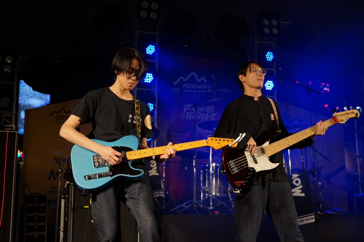 第一个出场的是来自广州的mover,他们以动感的音乐和扣动人心的鼓点