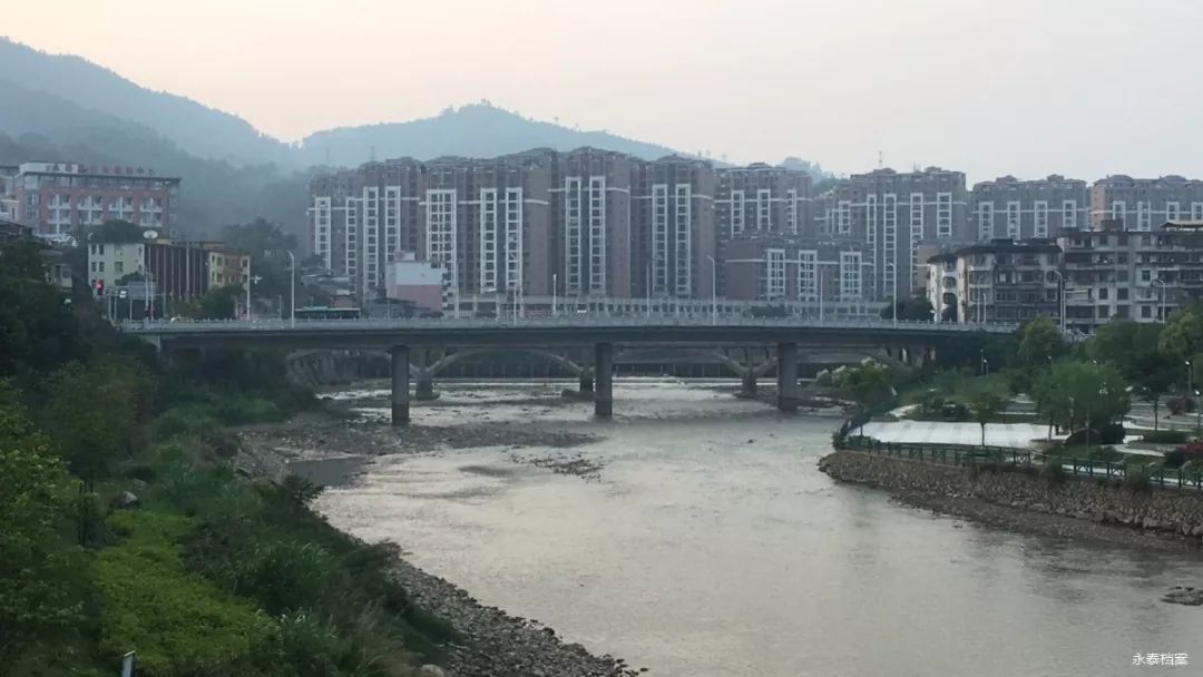 为缓解交通压力,又在旧西门桥边上扩建四车道钢筋混凝土大桥