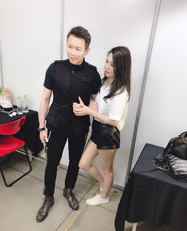 江佩蓉现身老公陶喆演唱会产后恢复苗条身材