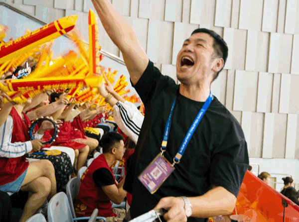 他(她)们摇旗呐喊为祖国加油助威2她们为"守护国旗"拼尽全力,永不放弃