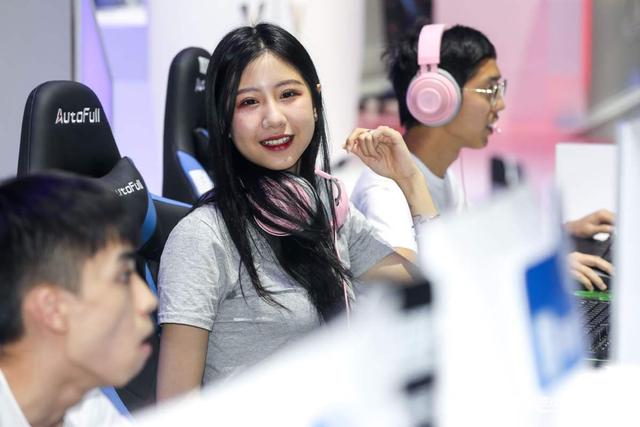 lol最美主播千寻参展cj,网友:太美,身材颜值完爆其他主播_比赛