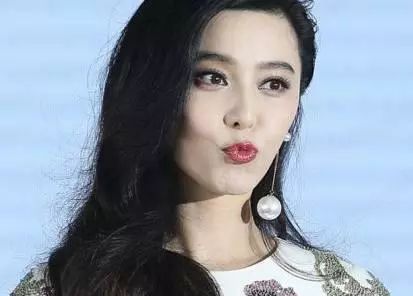 范冰冰范冰冰嘟嘟嘴的时候也很撩人,赶快让李晨娶回家吧,这么美的女人