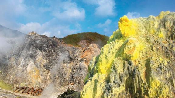 在三天两头地震的台湾人们竟然喜欢在活火山上散步