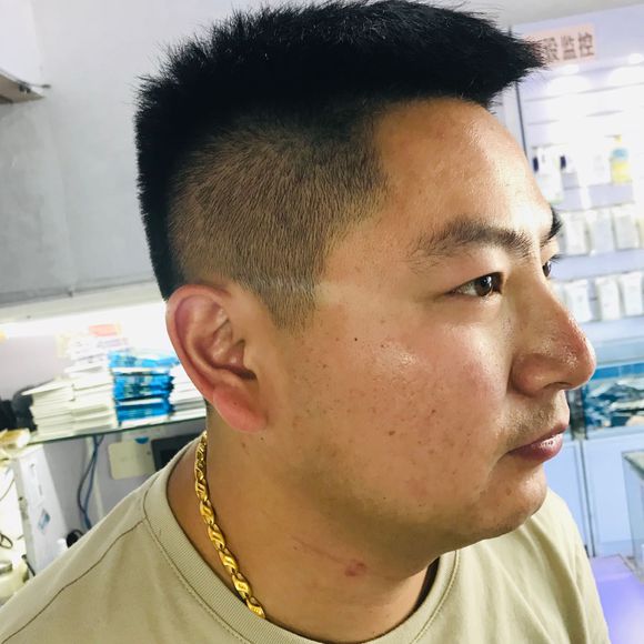 2眉头带箭 30岁后不善处理感情 鼻梁直不算高 适合求正财 35到老运气