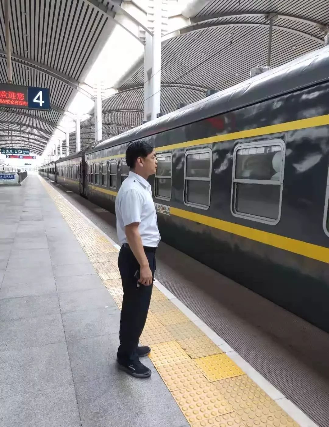 他们曾经是最帅军人现在他们是最美铁路人