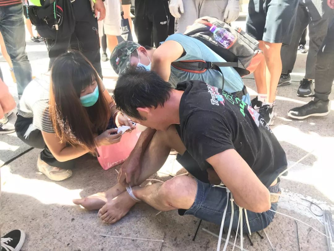 遭示威者围堵捆绑,香港司机忍无可忍冲破路障