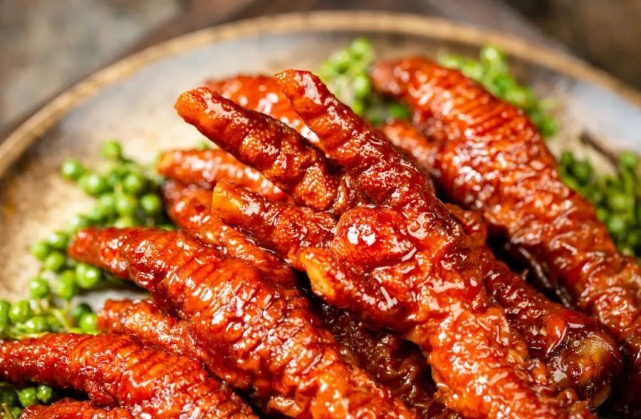 这个先炸后卤的鸡爪实在太好吃了!你一定要试一试~_虎皮